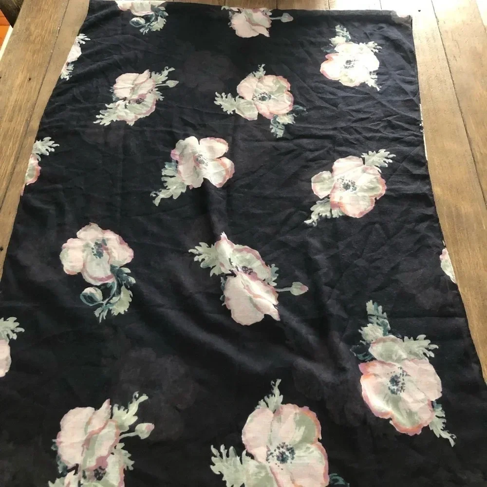 Joules Clothing Great Britain Navy‎ Floral Lightweight rectangle scarf wrap pink